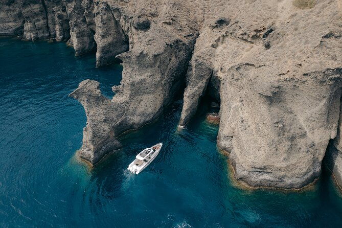 the-fastest-private-motor-yacht-in-santorini-all-inclusive-tour