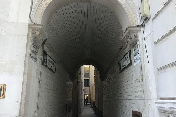 the-ghosts-of-the-secret-alleyways-of-old-london-town
