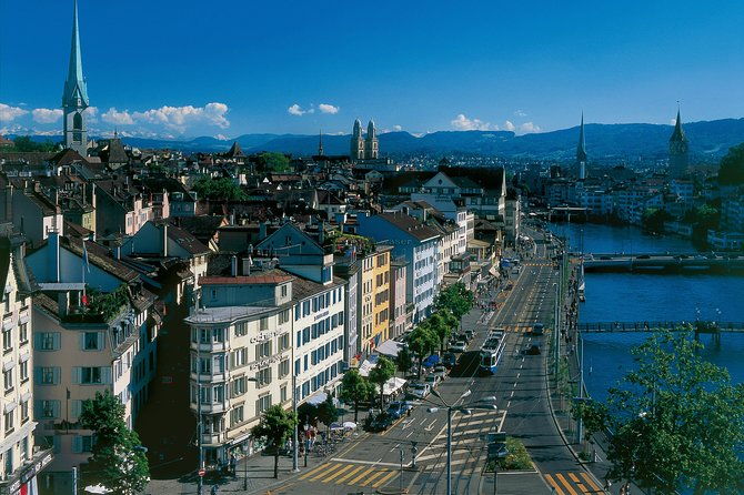 the-great-tour-of-zurich-by-bus-and-boat