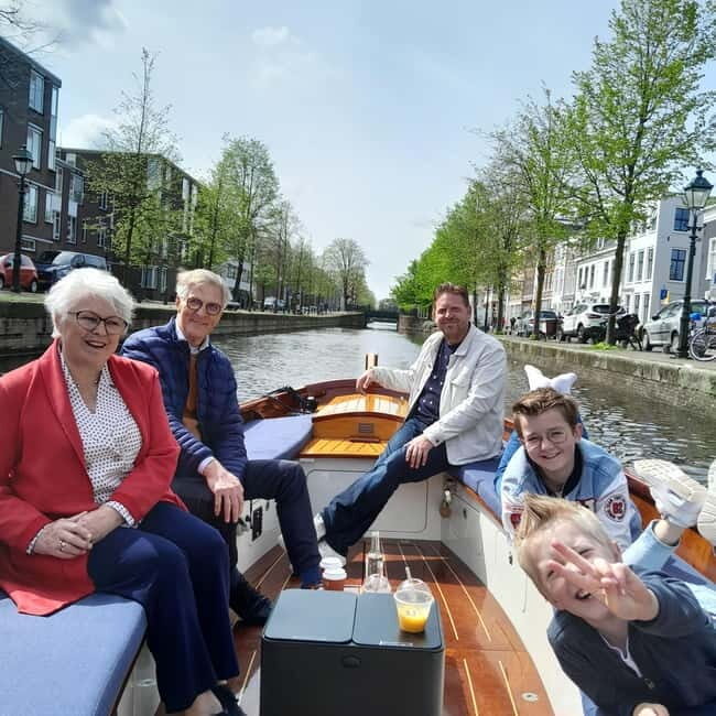 The Hague: individual tickets for an electric boattour! - Views and Highlights