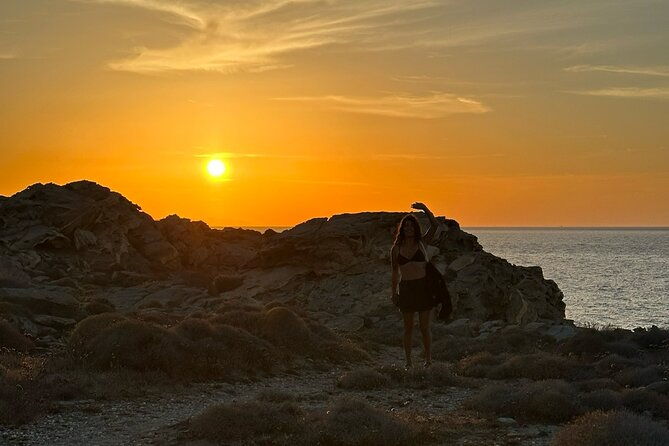 the-highlights-of-santorini-on-a-mini-bus-daily-sunset-tour-2