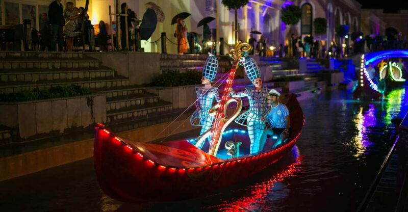 the-land-of-legends-night-show-shopping-avenue