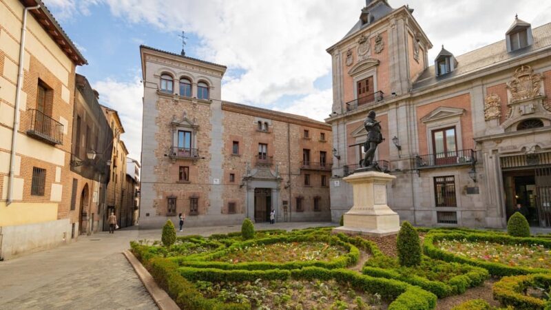 The most complete tour of Madrid: Austrias, Palace, and Cathedral. Local guides. - The Experience of the Guides