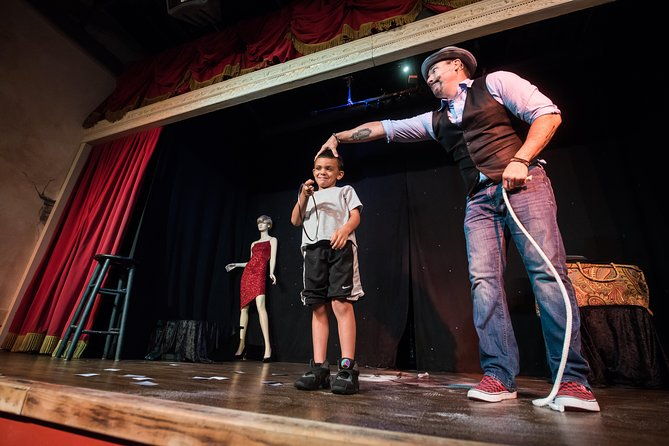 the-outta-control-magic-comedy-dinner-show-in-orlando