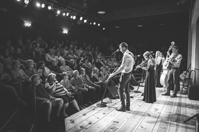 the-petersens-at-the-little-opry-theatre-in-branson