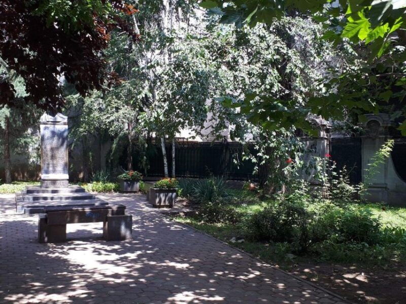 the-secret-bucharest-half-day-walking-tour