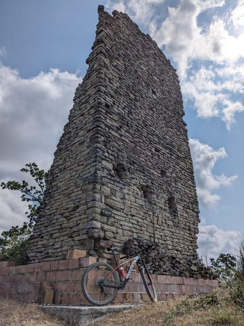 the-tour-of-the-castles-of-gubbio-is-a-route-by-e-bike