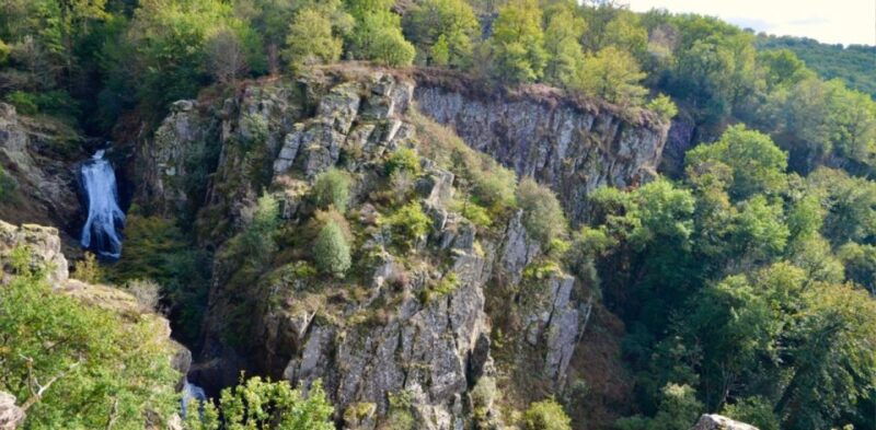 the-wonders-of-arifat-a-journey-to-the-enchanted-waterfall