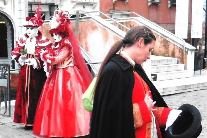 theatrical-walking-carnival-show-casanovas-secrets