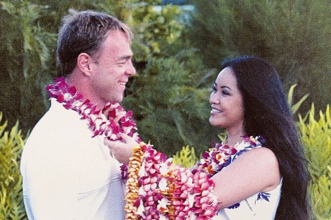 ti-leaf-airport-lei-greeting-maui-kahului-airport-ogg