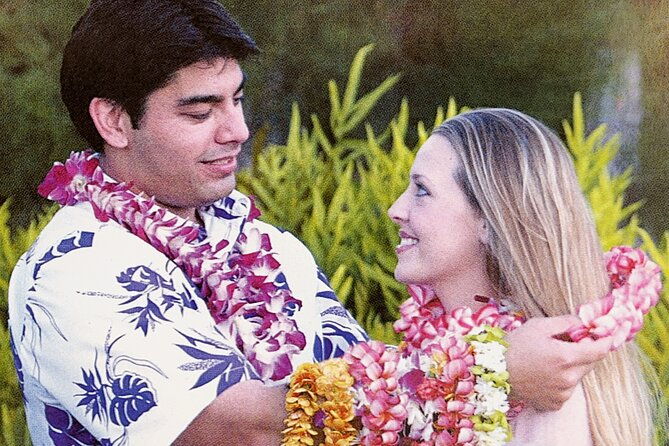 ti-leaf-airport-lei-greeting-maui-kahului-airport-ogg