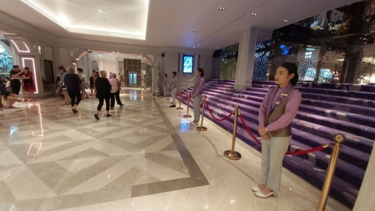 tiffanys-show-pattaya-cabaret-show-entry-ticket