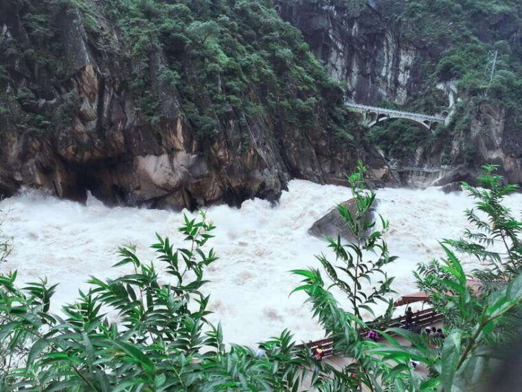 tiger-leaping-gorge-shangri-las-majestic-canyon-adventure