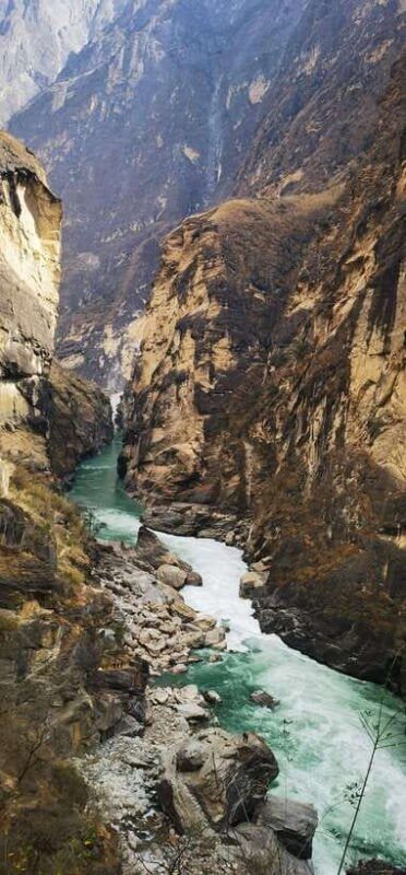 tiger-leaping-gorge-trekking-in-the-canyon