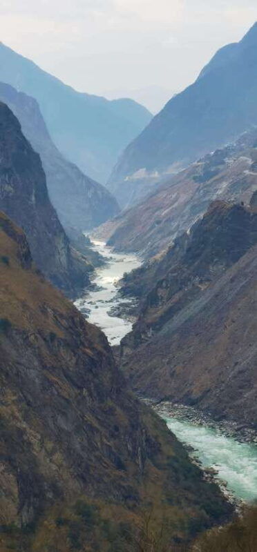 tiger-leaping-gorge-trekking-in-the-canyon