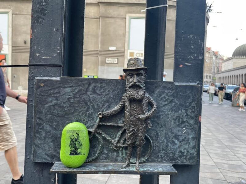 tiny-sculptures-big-stories-kolodko-mini-statue-tour