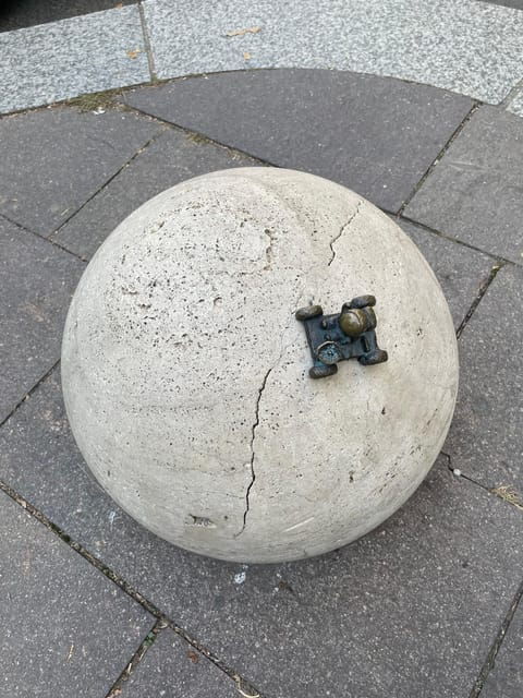 tiny-sculptures-big-stories-kolodko-mini-statue-tour