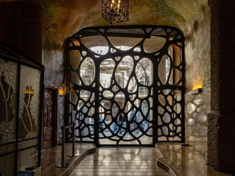 tiquets-tour-guide-lights-and-shadows-of-the-casa-mila-antoni-gaudi-barcelona