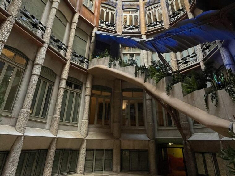 tiquets-tour-guide-lights-and-shadows-of-the-casa-mila-antoni-gaudi-barcelona