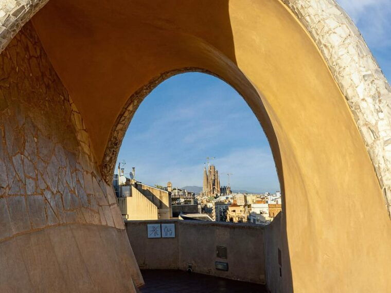 tiquets-tour-guide-lights-and-shadows-of-the-casa-mila-antoni-gaudi-barcelona