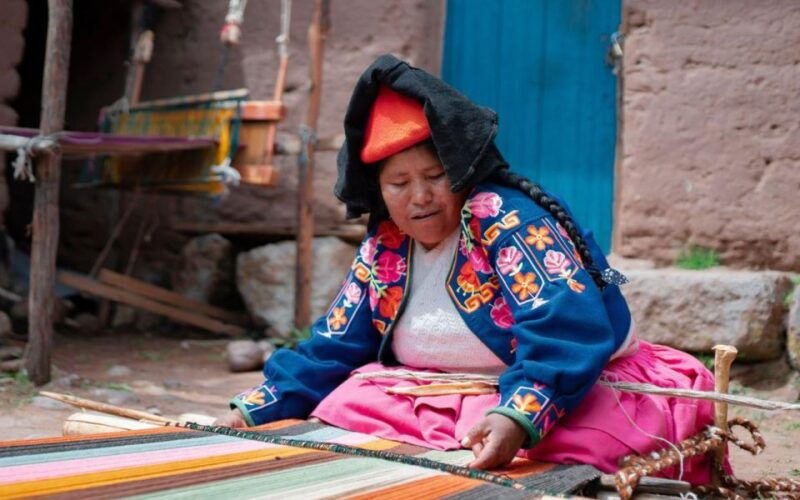 titicaca-lake-full-day-visit-the-islands-of-uros-taquile