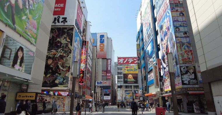 tokyo-akihabara-anime-manga-video-games-maid-cafe-tour