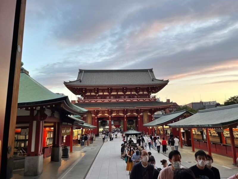 tokyo-asakusa-waiking-tour-with-university-students