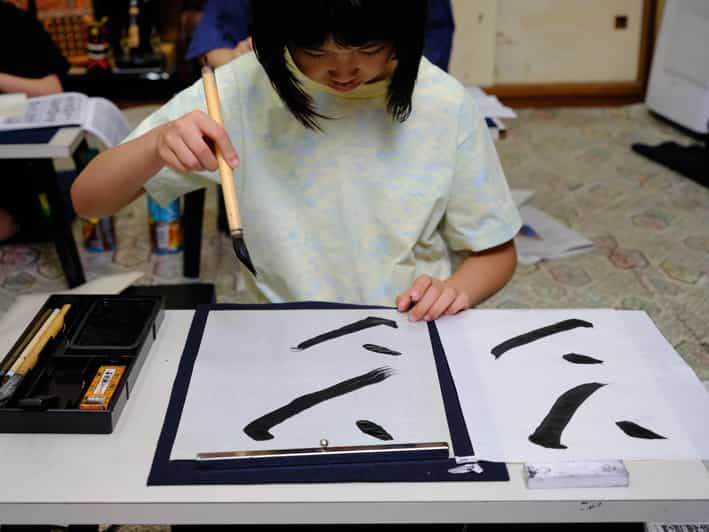 tokyo-calligraphy-experience-with-kimono-or-samue