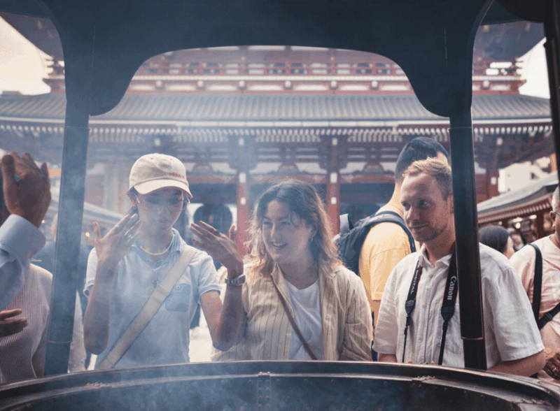 tokyo-guided-walking-tour-visiting-asakusas-sensoji-temple