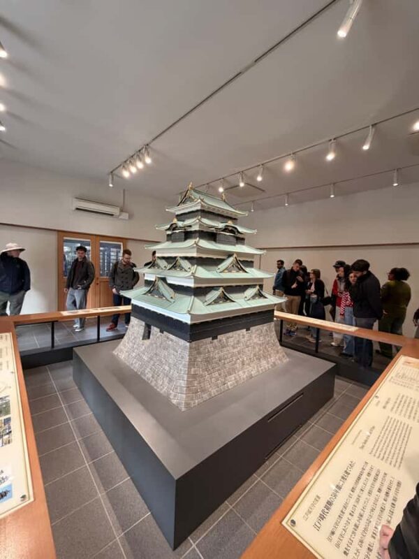 Tokyo: Imperial Palace and Ishibashi bridge walking tour - What to Expect from the Tour