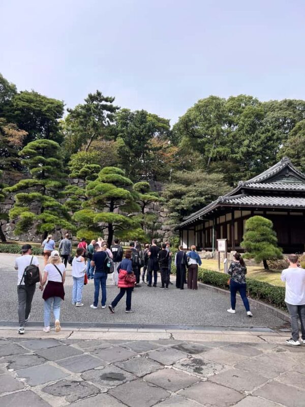 Tokyo: Imperial Palace and Ishibashi bridge walking tour - FAQ