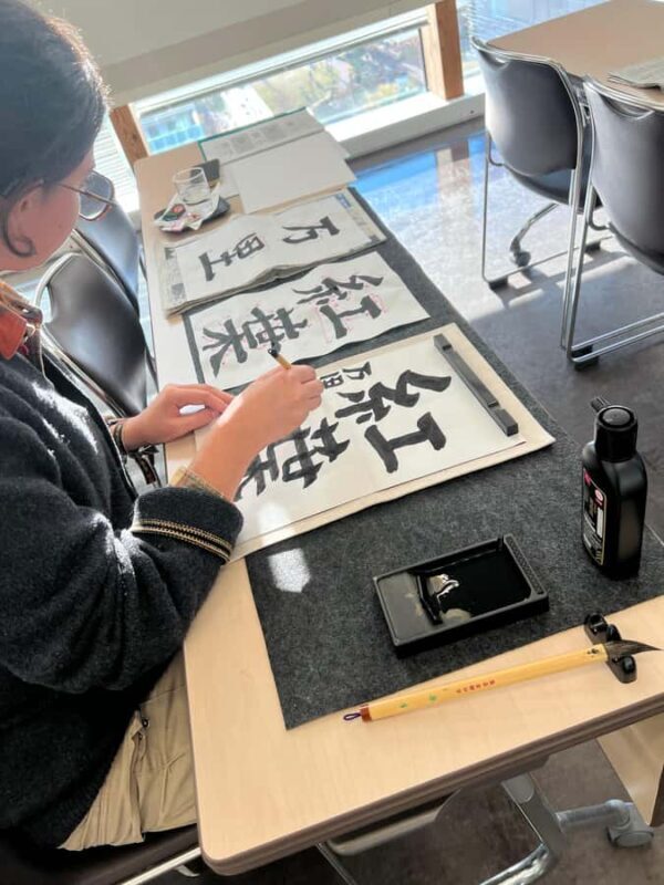 Tokyo: Japanese Calligraphy on Scroll/Fan with drink&sweets - Frequently Asked Questions
