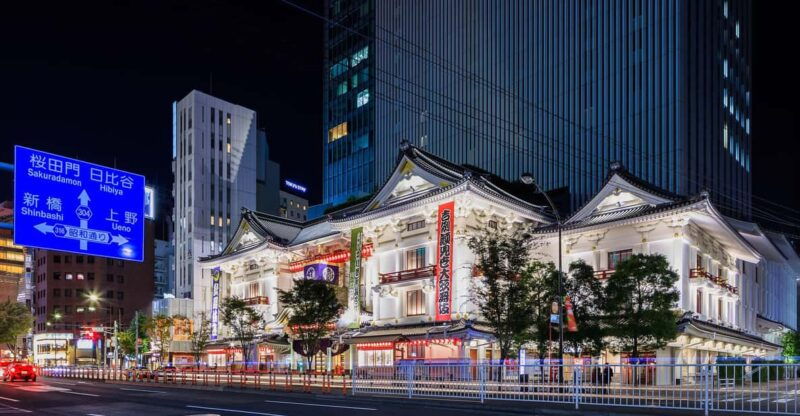 tokyo-know-about-kabuki-performing-ginza-walking