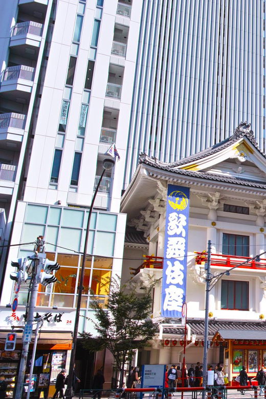 tokyo-know-about-kabuki-performing-ginza-walking