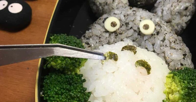 tokyo-making-a-bento-box-with-cute-character-look
