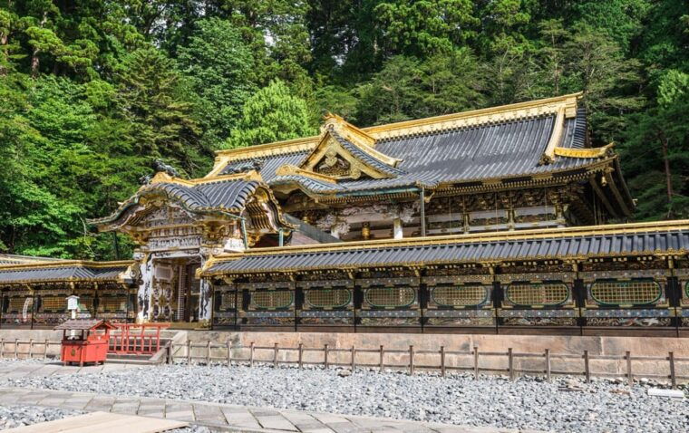 tokyo-nikko-toshogu-shrine-iroha-zaka-lake-chuzenji-day-tour