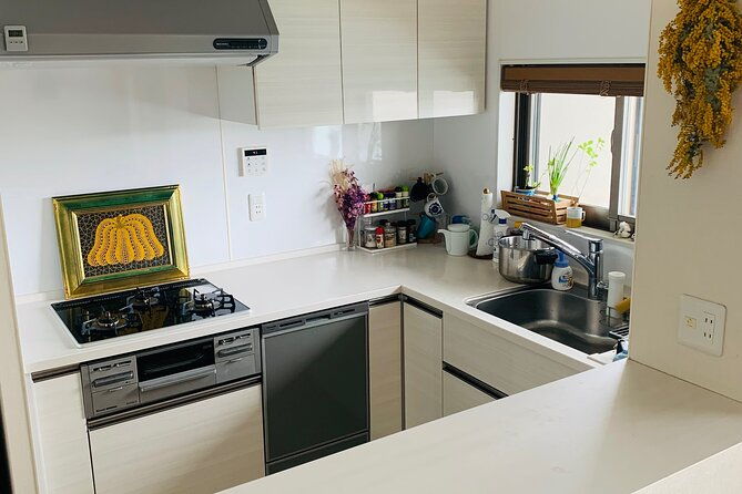 tokyo-onigiri-tonjiru-leaning-experience-grocery-store-tour