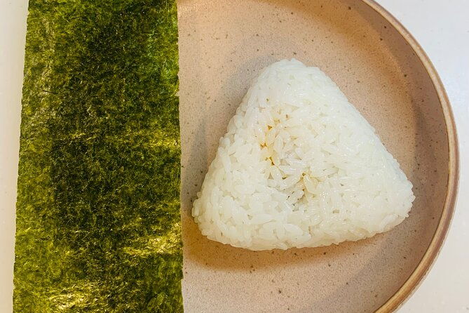 tokyo-onigiri-tonjiru-leaning-experience-grocery-store-tour