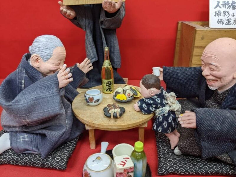 tokyo-private-tour-of-beckoning-cat-painting-at-yanaka