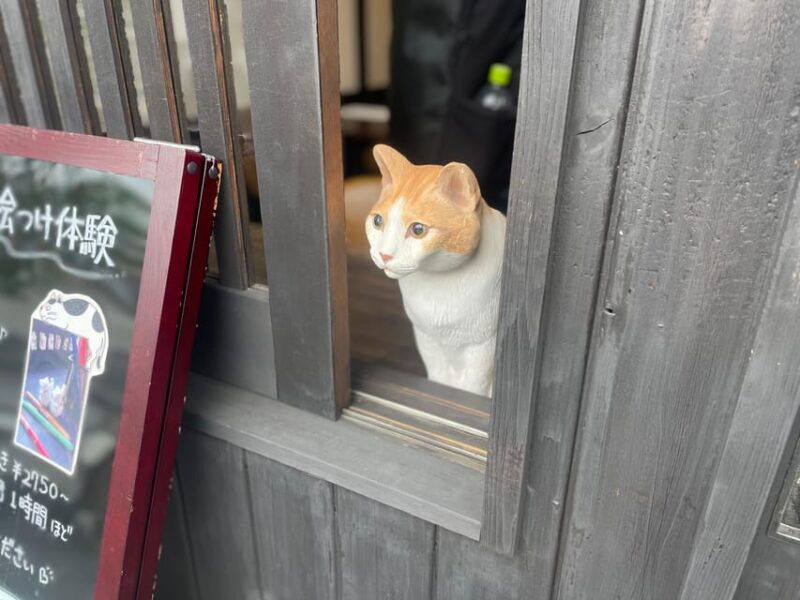 tokyo-private-tour-of-beckoning-cat-painting-at-yanaka