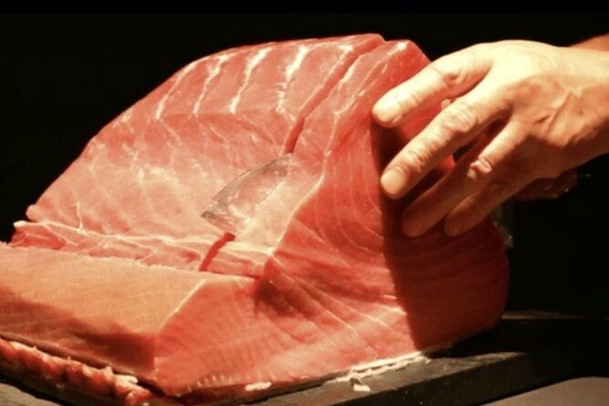 tokyo-roppongi-tuna-cutting-show-and-sushi-tasting-5pieces