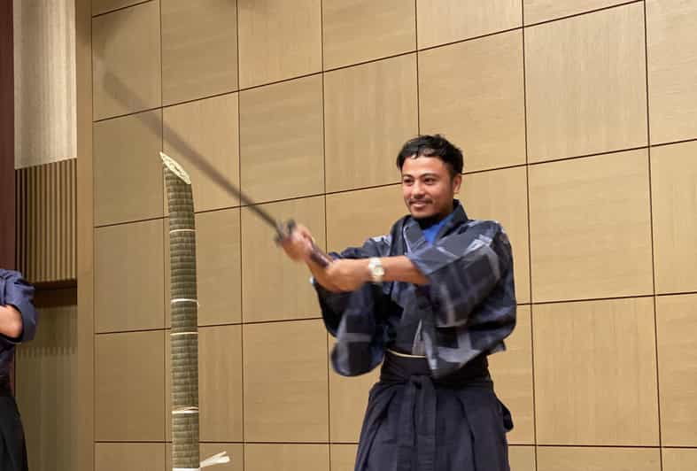 tokyo-samurai-experience-with-a-real-sword