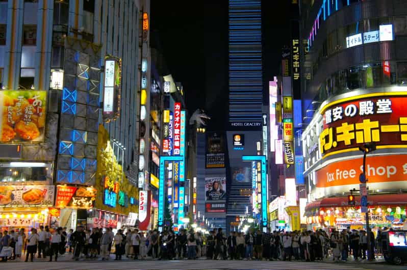 tokyo-shinjuku-district-guided-walking-tour-at-night
