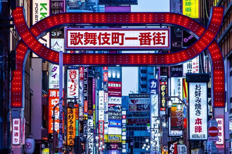 tokyo-shinjuku-district-guided-walking-tour-at-night