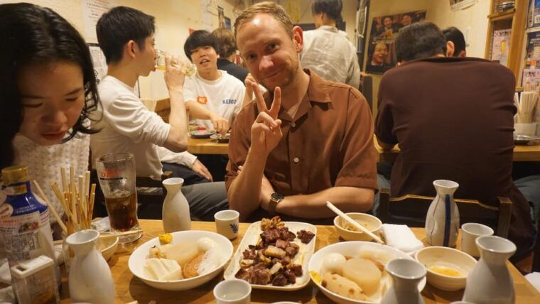 tokyo-shinjuku-hidden-japanese-bar-tour-neon-light-city