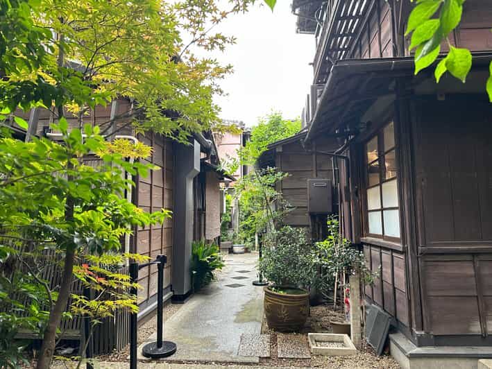 Tokyo : Stroll in the Old traditional town~Yanaka & Nezu - FAQs
