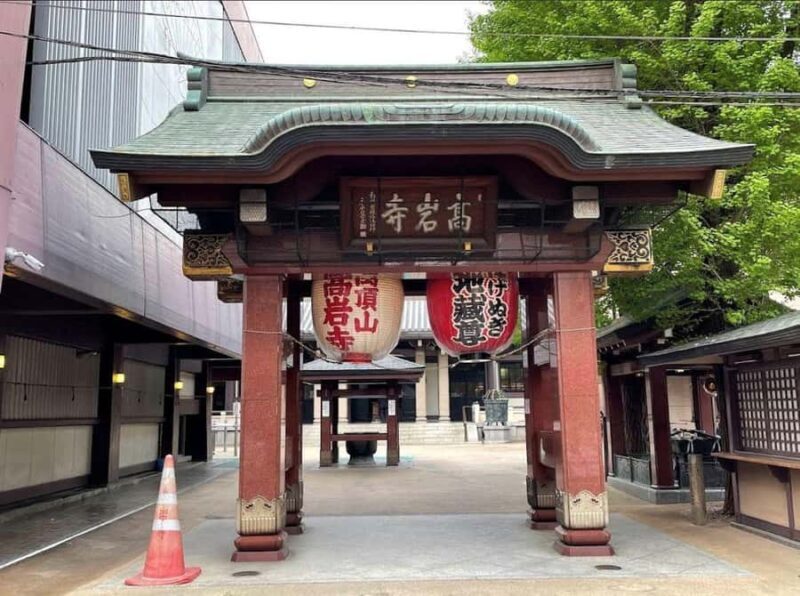 Tokyo: Sugamo Walking Tour with local food and Temple Visit - Key Points