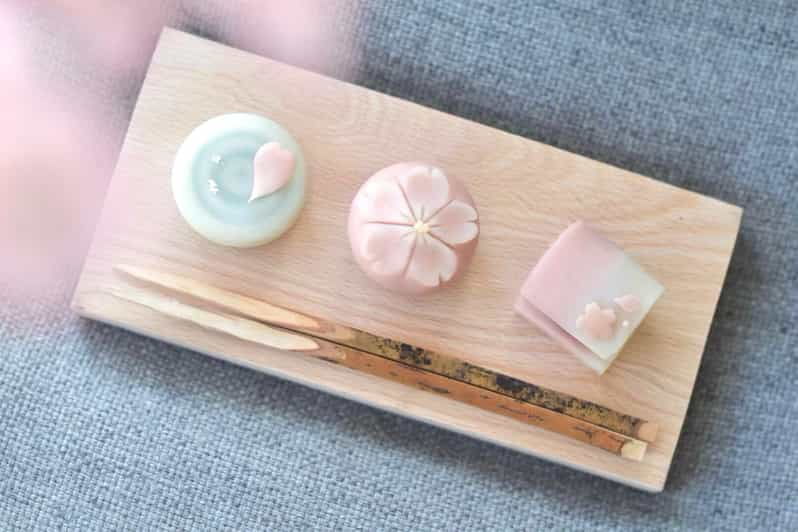 tokyo-traditional-sweet-making-and-matcha-experience