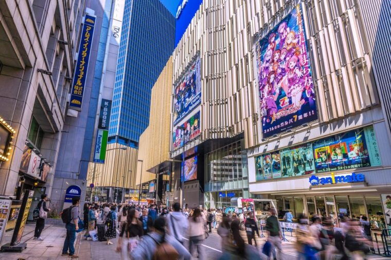 tokyo-visit-cosplay-shop-and-shopping-in-anime-store