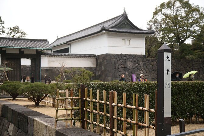 tokyos-imperial-palace-nihonbashi-tour